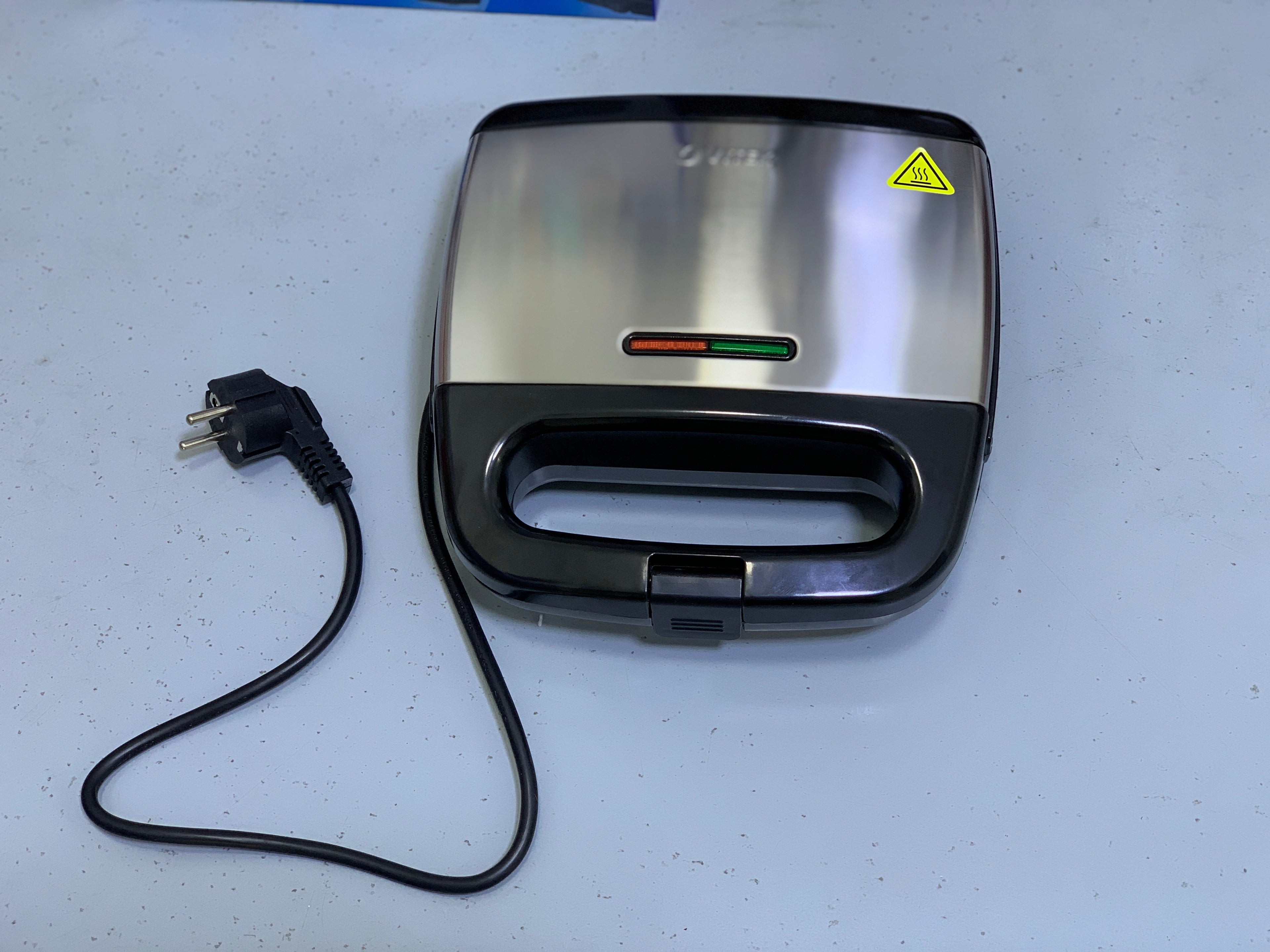 VITEK Sandwich maker 750w Cool touch Handles Model: VT-7147